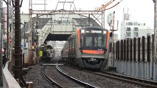 平日朝の京成押上線京成立石駅（字幕入り）