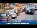 做錯事情還敢打人 計程車違停路口害塞車 機車騎士敲車窗提醒 反被運將踹翻在地｜記者 王彥婷 簡翰鳴｜【live大現場】20220708｜三立新聞台