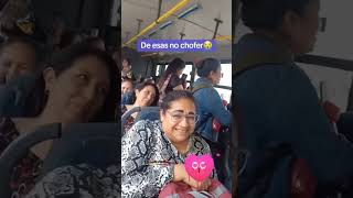 Las señoras en el bus cantando a todo pulmón.🤣