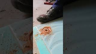 Пробиване на отвор в плочка. Drilling a hole in a tile.