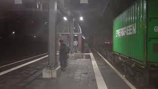 Bahnhof Schwarzenbek im Regen und Dunkeln.