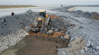 Wow   interesting SHANTUI Bulldozer DH7C2 pushes the large stone into the mud in cooperation with Du