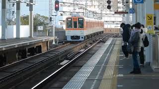 阪神本線　尼崎センタープール前駅2番ホームを8000系直通特急が通過　3番ホームに5500系普通が到着