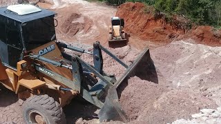 pa carregadeira w20 cortando cascalho e enchendo caminhão🚜