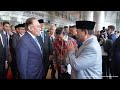 pertemuan hangat presiden prabowo dan pm anwar di menara kembar petronas kuala lumpur 27 jan 2025