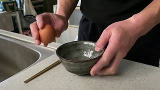 卵を割って箸でかき混ぜる音　asmr　音フェチ　The sound of breaking raw eggs and mixing them with chopsticks