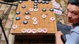 象棋大师孙浩宇棋协门口嚣张摆摊，省冠路见不平大喊一声：我不服