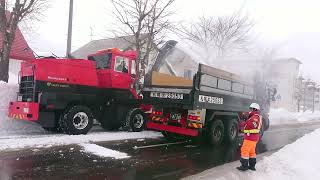 大型ダンプに豪快に雪を積み込むロータリー車          #ダンプ#除雪車