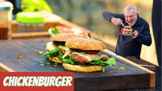 “Juicy grilled chicken burger – the classic grill dish for every barbecue evening