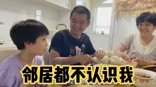 婆婆蒸包子炖酱汤，女儿楼下玩嗨了不回家，桌上讲述趣事真逗乐！