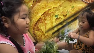 Susu sisters wanted pancakes, Mom made immediately | Chị Susu thèm Bánh xèo là mẹ làm ngay.