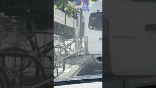 お巡りさーん！パトカーが駐車違反してますよ〜