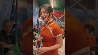 Beer is verypopular in Chinese nightlife.The proprietress has magical skills in opening beer bottles