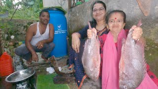 পাতায় মাছ আর দেশী মুরগির মাংস দাদা দিদি বান্ধবীকে নিয়ে জমিয়ে খাওয়া দাওয়া