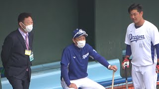 長年一緒にプレーした中村武志さんと話す立浪監督、そこに挨拶に来た山下斐紹 (2022/02/16)