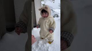 人生初の雪遊び〜⛄️❄️🐻#shorts #赤ちゃん #赤ちゃんが笑う #赤ちゃんのいる生活 #1歳