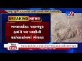 gallons of water go waste after pipeline burst on palanpur highway banaskantha tv9gujaratinews