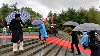 今天韶山突降大雨，毛主席铜像广场发生的动人场面，让人激动落泪