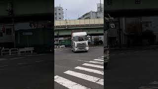 左右に分かれて行く路線バスとトレーラートラック2024/10/29 #働く車 #はたらくくるま