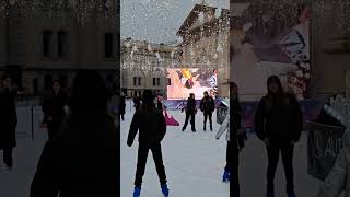 Un pomeriggio magico a Peschiera del Garda! ⛸️❄️ Pattinare sul ghiaccio nella splendida pista