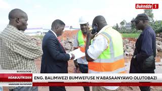 Agabuutikidde:`    Eng  Balimwezo bumwefuse n'abasaanyawo entobazi  Abasanze bayiwamu ettaka bazimbe