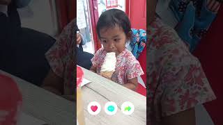 Aisyah makan Eskrim mixue seneng bgt #shorts #mixue #viral #fyp