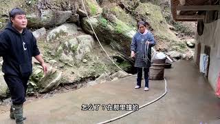 小胖和婷妈一起清理猪圈，小婷带宝宝去搞破坏，周煜庭最喜欢猪猪