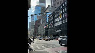 Hailing Taxi in NYC | Midtown, Manhattan | Dewdropper