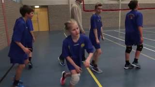 Basisschool leerlingen houden een volleybal tournooi.