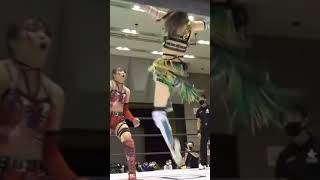 【女子プロレス】上谷沙弥の側転＆バク転からのドロップキック！【スターダム】#shorts