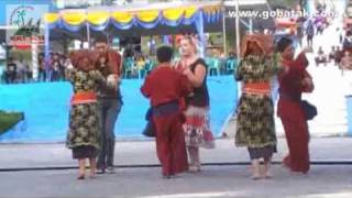 Tourists learn to dance tortor