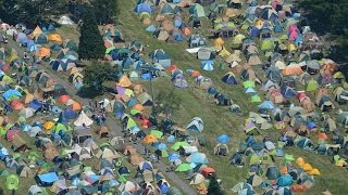 真夏のゲレンデにテントの花　フジロックフェス、新潟・湯沢町で