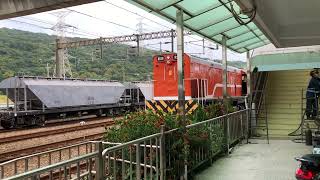 8797A次EMU900(922)甲種回送列車本務R159台中港站啟動（2022.04.28）