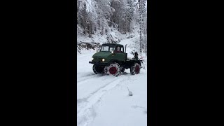 Winter is back! 🌨❄️🌲🪵🏔 #shorts #mercedes #unimog