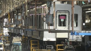 【東武 20050系 5ドア→3ドア改造 2編成目 21441F 工場内改造工事の様子】モハ26857パンタ増設完了、モハ27857ドア埋めはこれから。