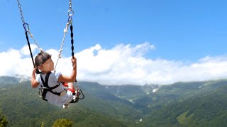 「気分はハイジ」白馬の岩岳山頂にブランコ登場