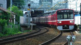 京急線追浜駅手前の踏切。追浜駅下り1番線ホームに停車中の下り6両編成普通浦賀行き1500形1581、1584編成の電車が、次の停車駅京急田浦駅に向かって走行中です！