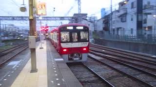 【能見台～京急蒲田間急行運転】京急本線エアポート急行羽田空港行き京急新1000形1421編成(一部リニューアル・機器更新車)+1890番台1895編成(L/Cシート・トイレ付)8両　神奈川新町駅発車