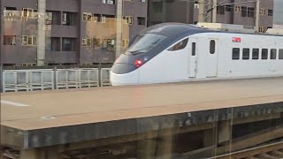 4003次蘇澳發車開往樹林銀綠色微笑號EMU900型十輛一編組EMU946區間快車，和111次七堵發車開往枋寮的西部優質直達EMU3000型十二輛編組EMU3035皮蛋豆腐騰雲號綠色帶新城際自強號列車