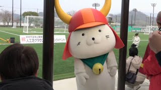 金亀公園多目的競技場オープニングイベントの、ひこにゃん＆ひこにゃん車に乗る