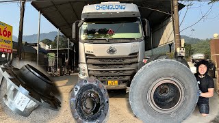 Replacing a broken ball bearing due to carrying 100 tons of cargo is Giang's daily car repair job.