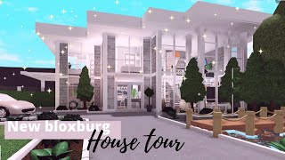 My new bloxburg House tour|iCxrl