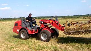 strobalen verzamelen en laden met de shovel