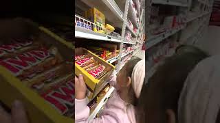 🛒 La CUMPĂRĂTURI cu MAMI 😎 Shopping with my MOM 🤩 Incredible ending #shorts