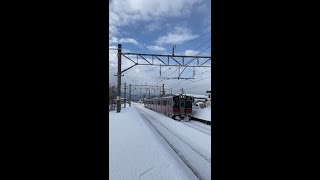 弘前発9:52青森行普通列車到着（JR撫牛子駅）22.02.01