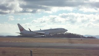 JAL　日本航空　ボーイング737-846　JA318J　　JL231/JL234 　　2024/12/22　日曜日撮影　がんばれ！日本航空　【撮影場所】岡山桃太郎空港　第４駐車場