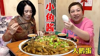 煮一锅东北大碴子，来一盘酱炖小鱼，配4个大鹅蛋，家乡饭就是香.