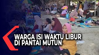 Warga Isi Waktu Libur di Pantai Mutun Lampung