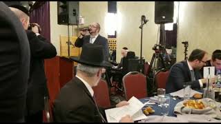 Shaya Lloyd singing Lakol Zman at a Bar Mitzvah