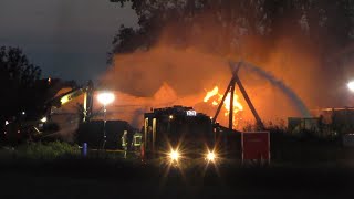 Brandweer Uithuizen nog uren bezig met het nablussen van de grote boerderij brand in Roodeschool!